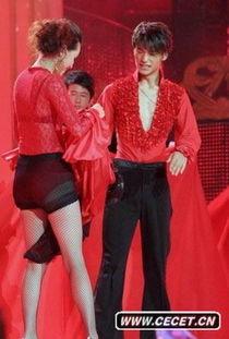 女明星被踩裙子,女明星裙摆被踩,时尚盛宴变尴尬现场 第3张 女明星被踩裙子,女明星裙摆被踩,时尚盛宴变尴尬现场 第3张