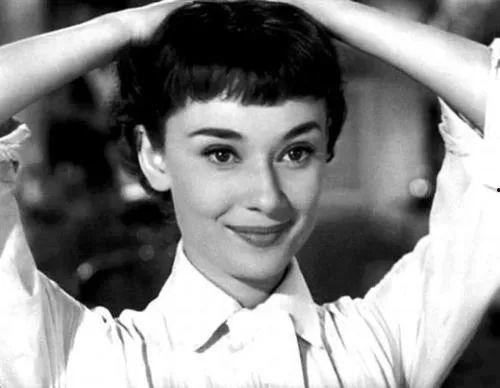 奥黛丽赫本个人背景,优雅女神的传奇人生与时尚传奇 第2张 奥黛丽赫本个人背景,优雅女神的传奇人生与时尚传奇 第2张