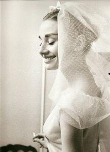 奥黛丽赫本个人背景,优雅女神的传奇人生与时尚传奇 第3张 奥黛丽赫本个人背景,优雅女神的传奇人生与时尚传奇 第3张